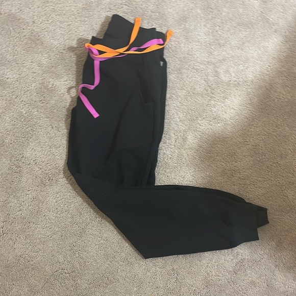 Limited Edition Figs
Double-Drawstring Zamora Joggers 
Black/Sorbet
XS/Petite - Picture 6 of 9